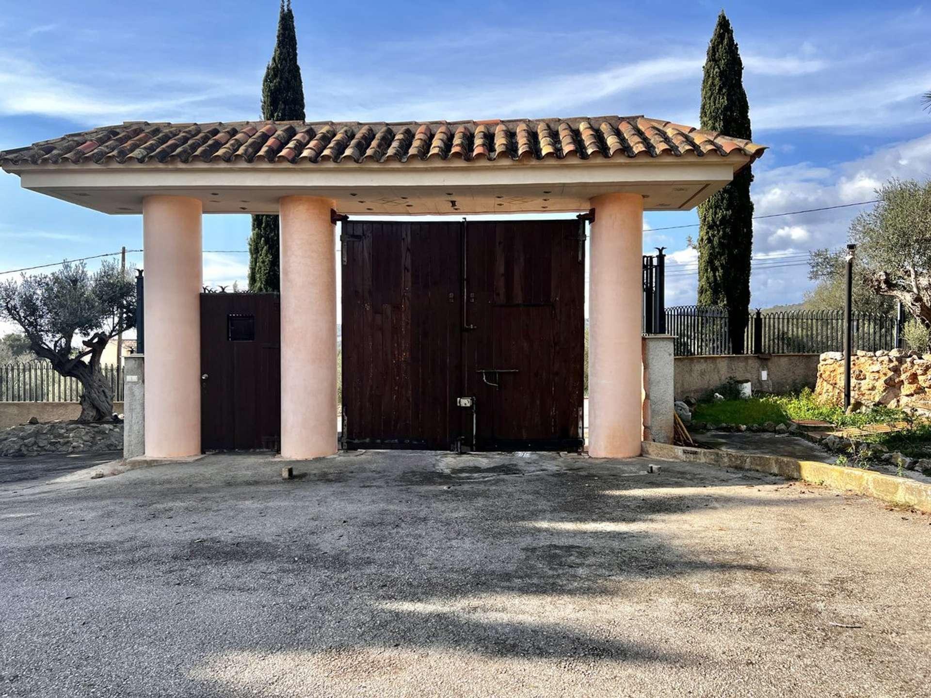 Eingangstor / Portal entrada / Entrance gate