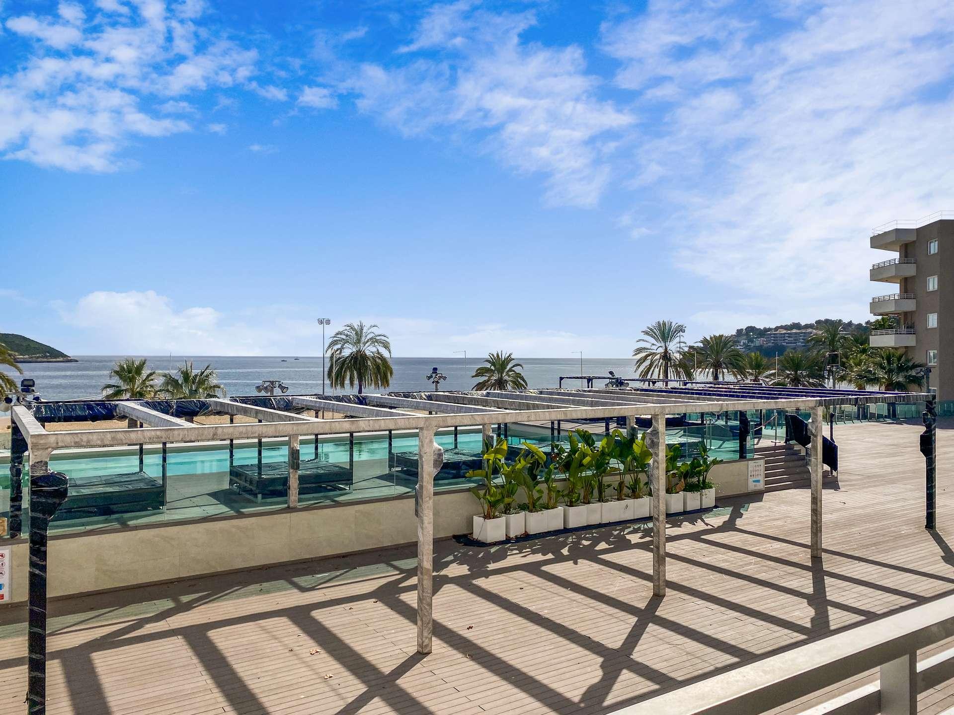 Vista de la piscina y el mar