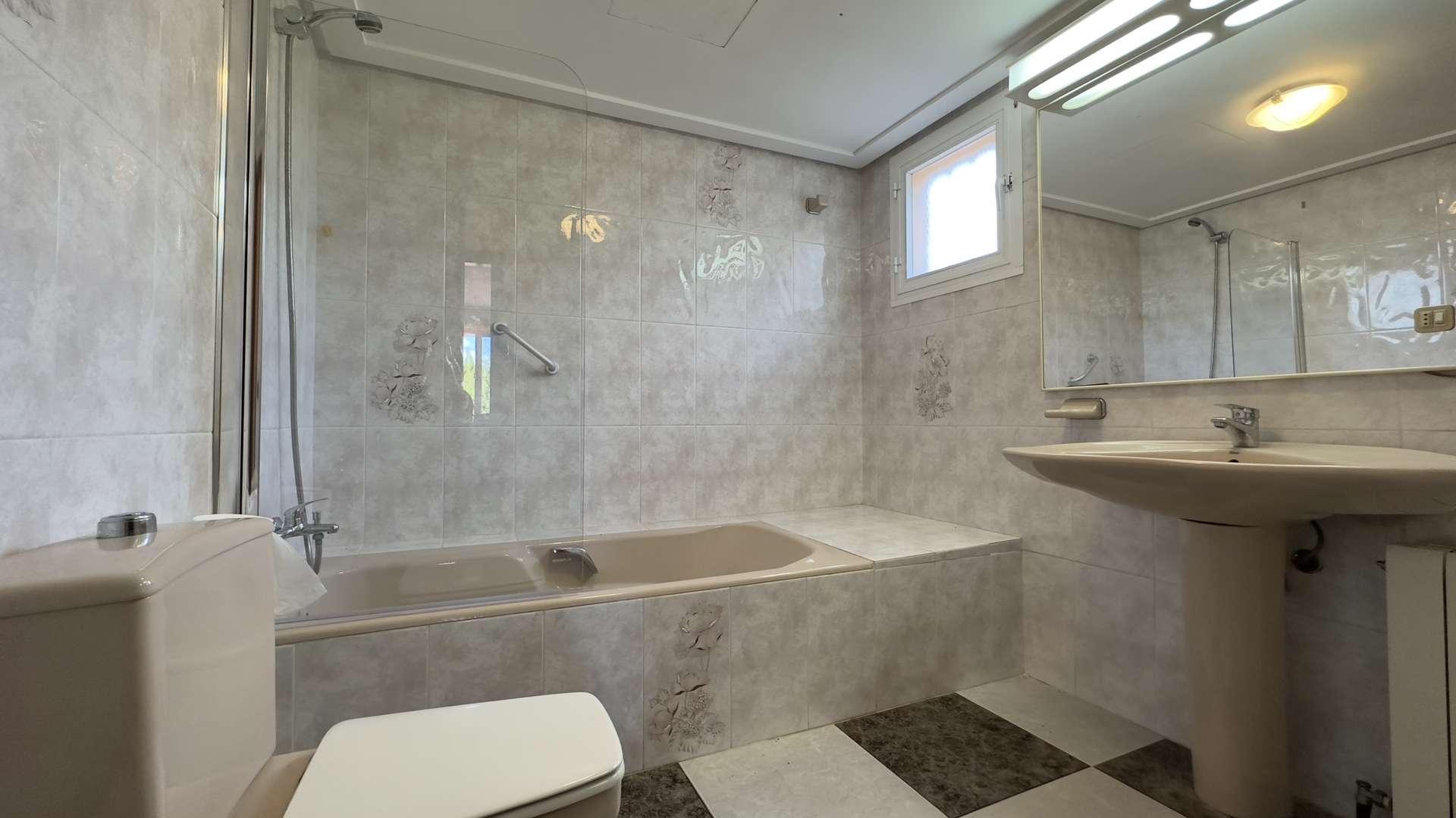 Wannenbad/baño/bathroom with tub