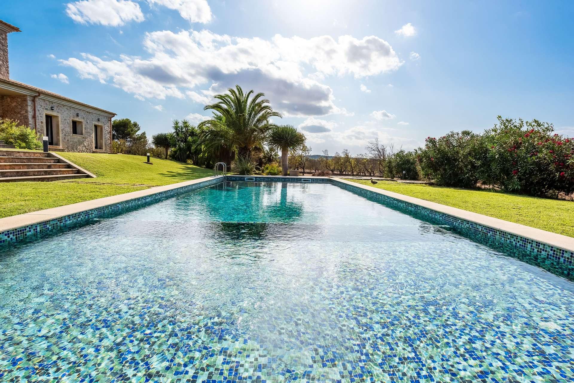 ... con vistas a la piscina