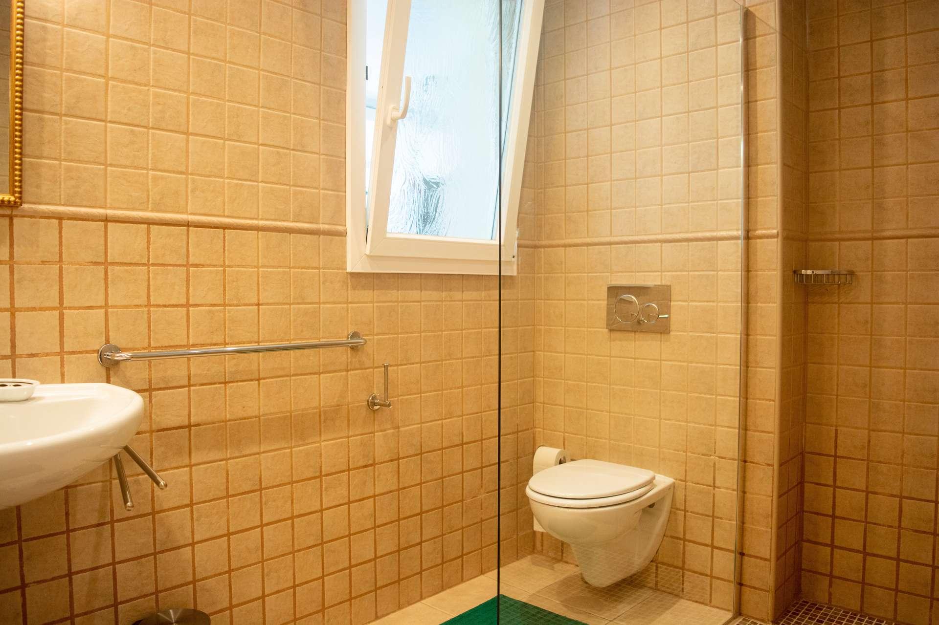 Bad mit Fenster/baño con ventana/bathroom with window