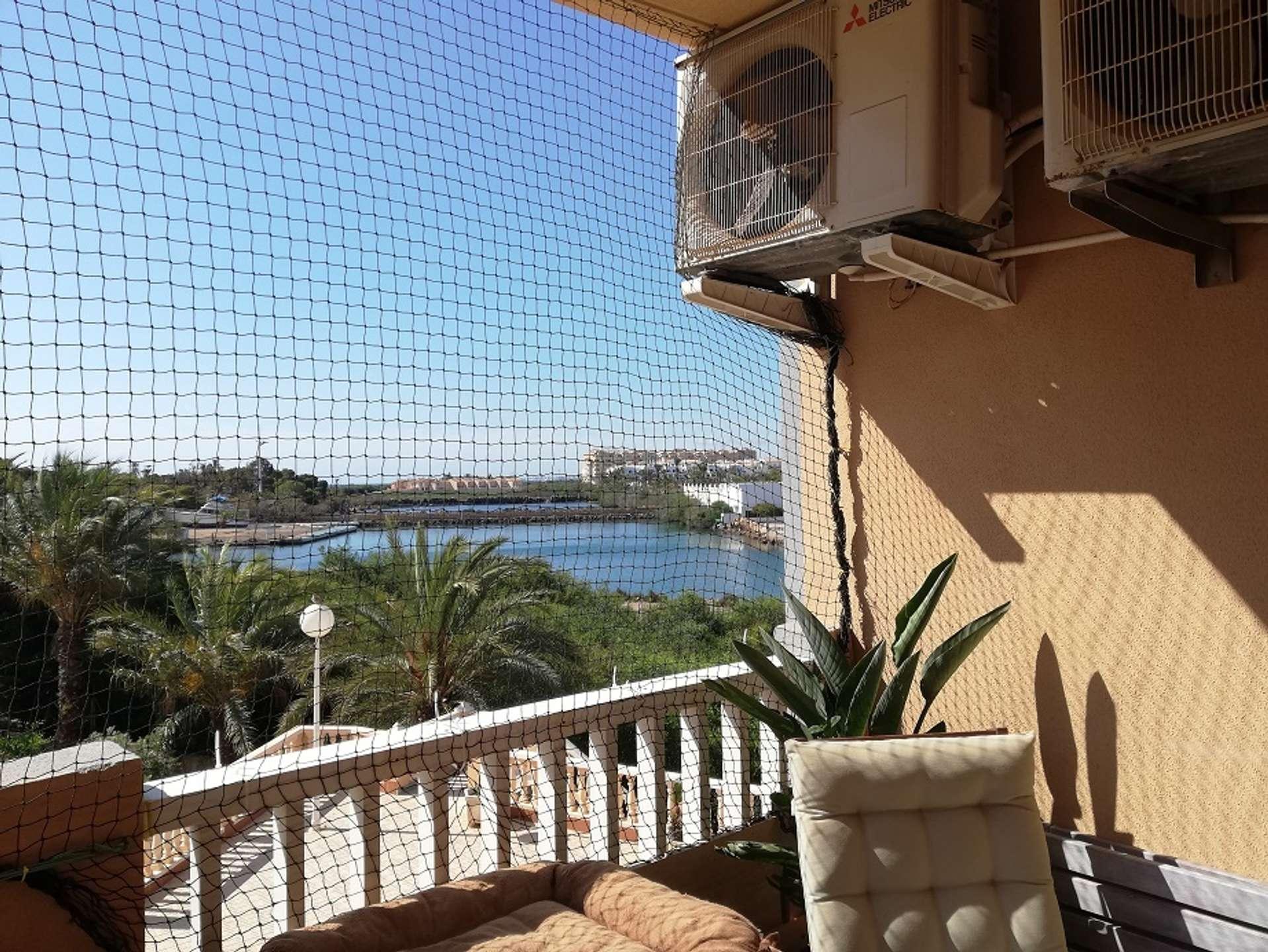 Balkon mit Aussicht auf den Kanal