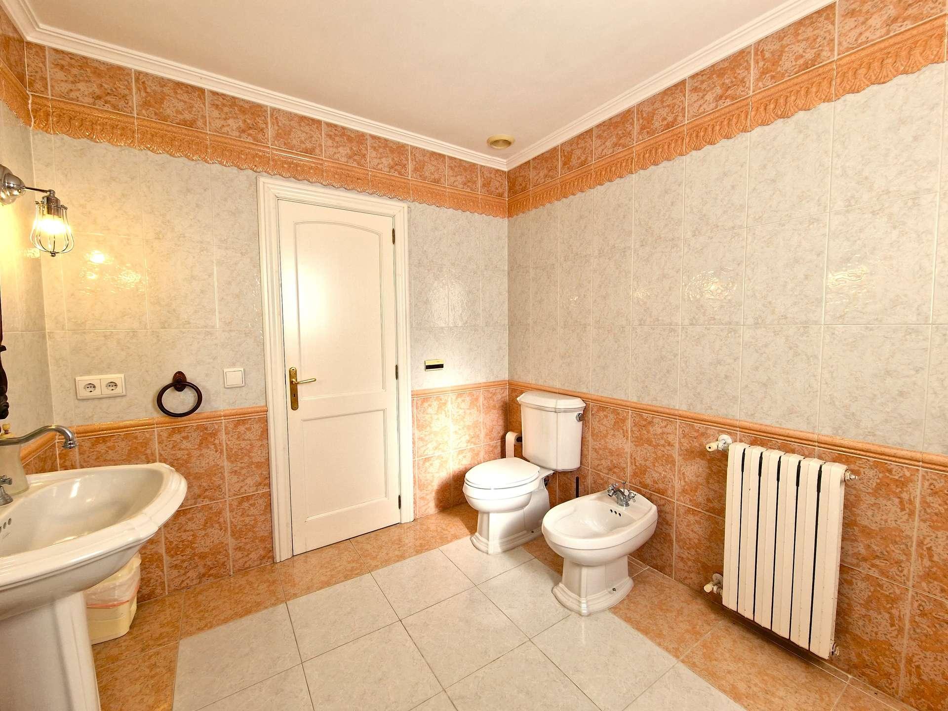 Großes Bad/espacioso baño/spacious bathroom